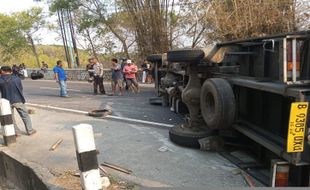 Truk Terguling di Tanjakan Imogiri, Sopir Truk Meninggal & Pemotor Patah Tulang