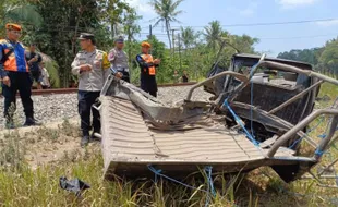 KA Singasari Tabrak Pikap di Blitar, Sopir & Penumpang Berhasil Selamatkan Diri