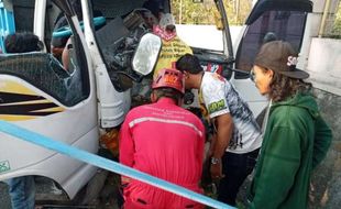 Truk Tabrak Pohon di Jalan Jonggrangan Klaten Utara, Kaki Sopir Terjepit