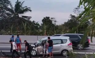 Kecelakaan Mobil Seruduk Truk di Tol Boyolali, 1 Orang Dilarikan ke Rumah Sakit