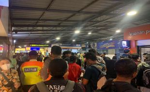 Antrean Pembatalan Tiket KA di Stasiun Lempuyangan hingga 25 Meter