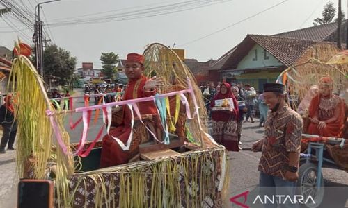 Unik! 2 Pasangan di Bantul Ini Nikah dengan Cara Dikirab dan Bermahar Selawat