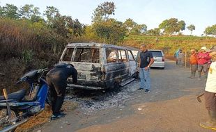 Apes! Tepergok Curi Alpukat, Mobil 2 Pemuda Bergas Semarang Dibakar Massa