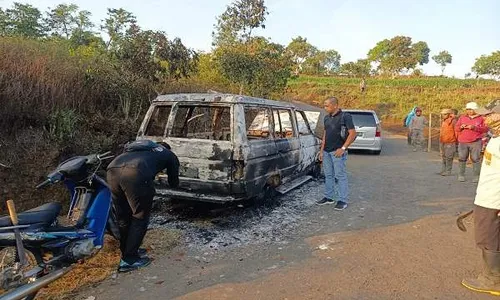 Apes! Tepergok Curi Alpukat, Mobil 2 Pemuda Bergas Semarang Dibakar Massa