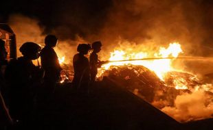 17 Unit Damkar Solo dan Soloraya Turut Padamkan Kebakaran Gudang Rongsok