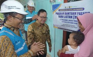 PLN & ESDM Bantu Pasang Listrik Gratis, Warga Sumpiuh Banyumas Senyum Bahagia