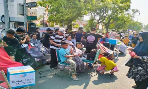 Solo Peduli Galang Donasi untuk Palestina dengan Aksi Potong Rambut di CFD Solo