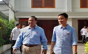 Lagu Prabowo RI Satu hingga Selawat Bergema di Depan Kantor KPU