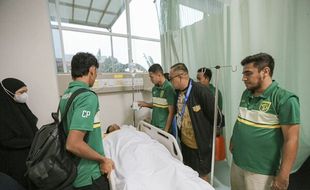 Pemain Dewa United Kolaps Terkena Sikutan, Manajemen Persebaya Minta Maaf