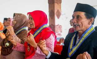 40 Peserta Sekolah Lansia Hebat di Magelang Diwisuda