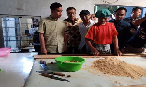 Perdana ke Salatiga, Gibran Blusukan di Pembuat Enting-enting Gepuk Legendaris