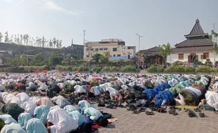 Warga Lereng Lawu di Magetan Salat Istisqa, Berdoa Turun Hujan & Karhutla Padam