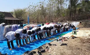 Giliran Siswa MI di Juwangi Boyolali Gelar Salat Istisqa, Berharap Hujan Turun