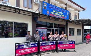 Peduli Keselamatan Berkendara, Smartfren dan Polres Klaten Sebar Pembatas Jalan