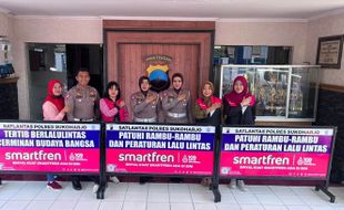 Smartfren dan Satlantas Polres Sukoharjo Sebar Pembatas Jalan di Kota Makmur