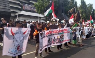 Bela Palestina, Ratusan Umat Islam Gelar Aksi di Kantor Gubernur Jateng