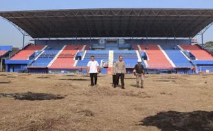 Rumput Stadion Terbakar saat Peringatan 1 Tahun Tragedi Kanjuruhan