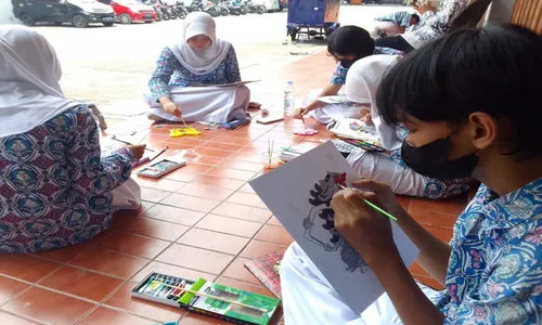 Puluhan Pelajar SMP di Solo Belajar Menyungging Wayang Rajamala 