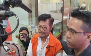 Pakai Rompi Oranye, Eks-Mentan Syahrul Yasin Limpo Tiba di Bareskrim