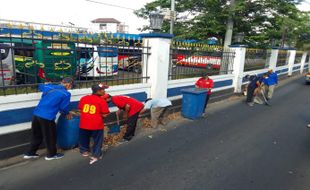 Jelang HUT ke-78, Anggota TNI dan Karyawan Bersihkan Terminal Tirtonadi Solo