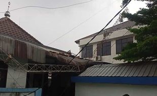 Angin Ribut di Colomadu, Genteng Beterbangan dan Tower Roboh Timpa Masjid