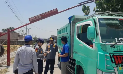 Takut Ditindak, Sejumlah Truk Tambang Galian C Hindari Petugas Dishub Ngawi