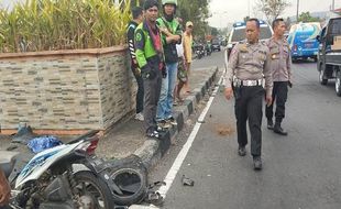 Terobos Lampu Merah, Truk Tronton Tabrak Pengendara Motor di JLS Salatiga