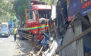 Sopir Ngantuk, Truk Trailer Tabrak Warung Perkakas di Tuntang Semarang