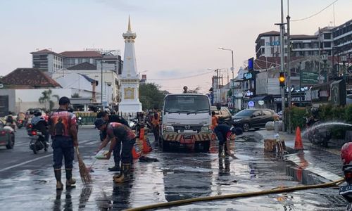 Tumpahan Minyak di Tugu Jogja Bikin Macet & Celaka Pengendara