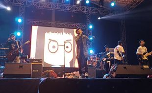 Penampilan Aftershine Pukau Kalangan Milenial & Gen Z di Alun-alun Karanganyar