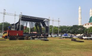 Cling! Alun-alun Karanganyar Langsung Bebas Sampah Seusai Konser Dewa 19