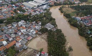 Kali Bekasi Meluap, Jalan dan Permukiman Warga Terendam Banjir