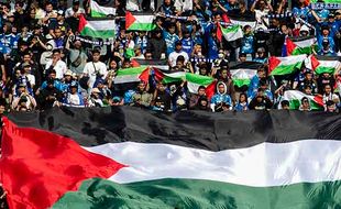 Aksi Bobotoh Bentangkan Bendera Palestina di Laga Persib Bandung Vs Arema FC