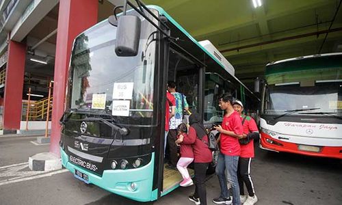 Pengoperasian Bus Listrik untuk Angkutan Suporter Piala Dunia U-17 di Surabaya