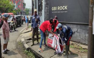 Tim Gabungan Copoti Puluhan Baliho Milik Caleg Semarang, Termasuk yang Berbayar