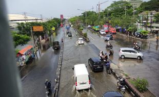 Banjir Perlahan Surut, Kaligawe-Terboyo Semarang Sudah Bisa Dilewati Kendaraan