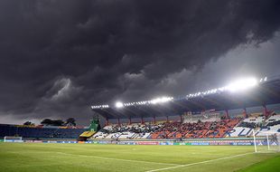 Awan Gelap Selimuti Stadion Si Jalak Harupat, Laga Senegal Vs Polandia Terhenti