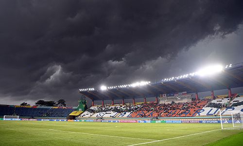 Awan Gelap Selimuti Stadion Si Jalak Harupat, Laga Senegal Vs Polandia Terhenti