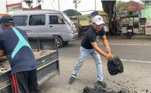 Awali Kampanye, Caleg Gerindra Ngaspal Jalan Adi Sumarmo Colomadu Karanganyar