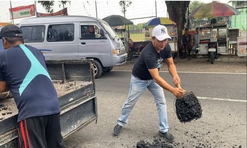 Awali Kampanye, Caleg Gerindra Ngaspal Jalan Adi Sumarmo Colomadu Karanganyar