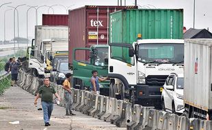 Demo Buruh Blokade Jalan, Ratusan Kendaran Terjebak Macet di Tol Japek Bekasi