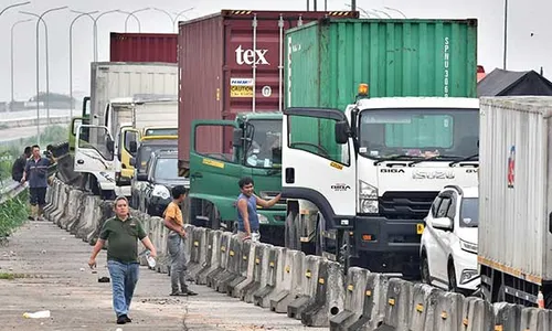 Demo Buruh Blokade Jalan, Ratusan Kendaran Terjebak Macet di Tol Japek Bekasi