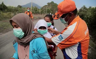 Gunung Dukono di Maluku Utara Kembali Erupsi, BPBD Bagikan Masker ke Warga