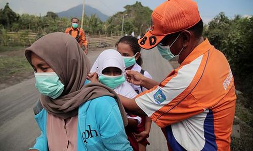 Gunung Dukono di Maluku Utara Kembali Erupsi, BPBD Bagikan Masker ke Warga