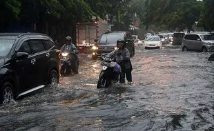 Solo Kembali Diguyur Hujan Deras, Sejumlah Pohon Tumbang dan Jalan Tergenang