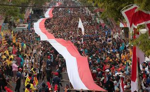 Arak Bendera Terpanjang, Gerak Jalan Mojokerto-Surabaya Pecahkan Rekor Muri