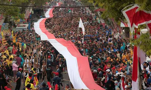 Arak Bendera Terpanjang, Gerak Jalan Mojokerto-Surabaya Pecahkan Rekor Muri