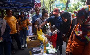 Warga Serbu Gerakan Pangan Murah di CFD Solo, Ada Beras hingga Migor Murah