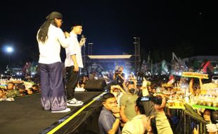 Hadiri Konser Indonesia Maju di Alun-alun Klaten, Cawapres Gibran Borong Es Teh