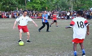 Momen Seru Presiden Jokowi Main Bola Bareng Anak-anak di Biak Papua